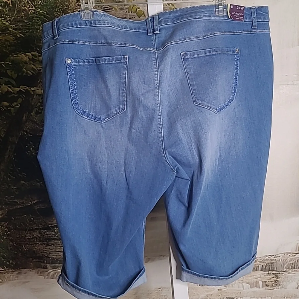 New with tags! Gloria Vanderbilt Womens 24W blue jean denim Bermuda Shorts